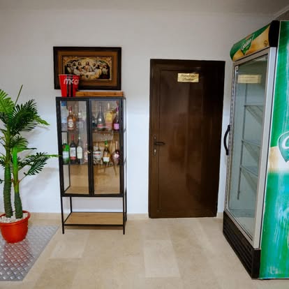 Zona de recepție cu vitrină frigorifică și plante